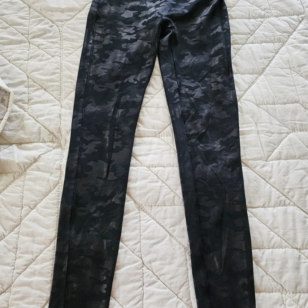 SPANX Gray/Black Camo Skinny Leggings - Picture 3 of 9